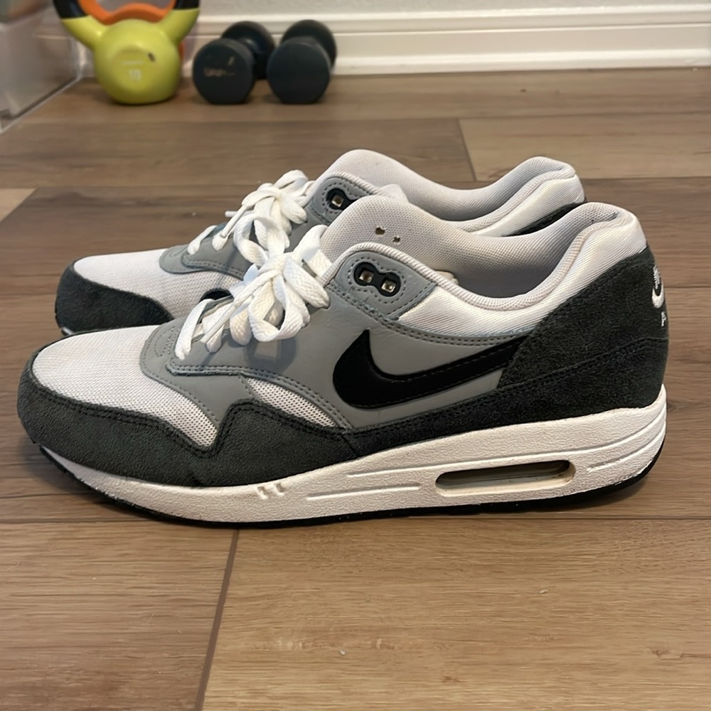 Men’s sz 8.5 Nike Air Max 1 - White/Grey